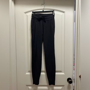 Lululemon joggers, Black Size 2